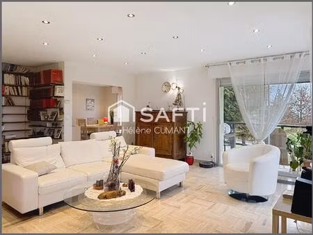 maison d'architecte d'exception avec une vue à couper le souffle  au coeur d'un parc arbor