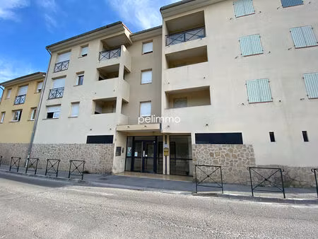 pelissanne - appartement t3 + terrasse + parking - 67 85m2