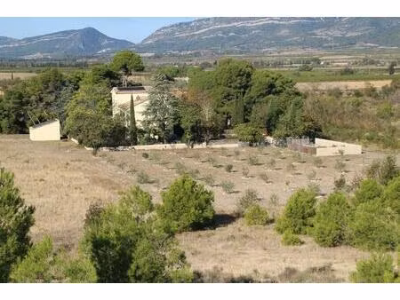 ancienne métairie sur une parcelle de 15706 m2  dans la campagne  à proximité d'un village