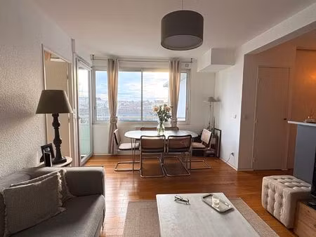 joli t2 de 45 m2 aux chartrons avec balcon  vue dégagée