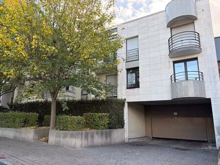 grand box dans résidence avec gardien