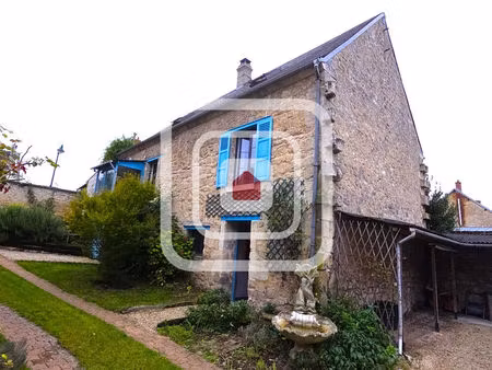 maison en pierre avec une grande grange