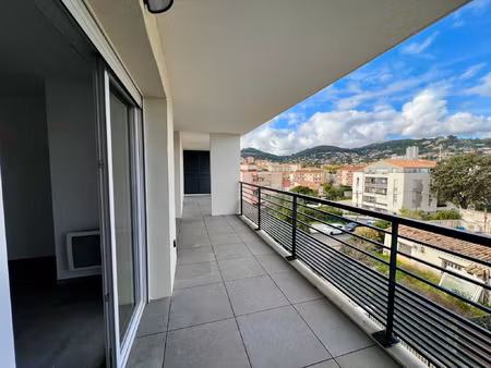 a louer à vallauris 3 pièces terrasse résidence avec piscine