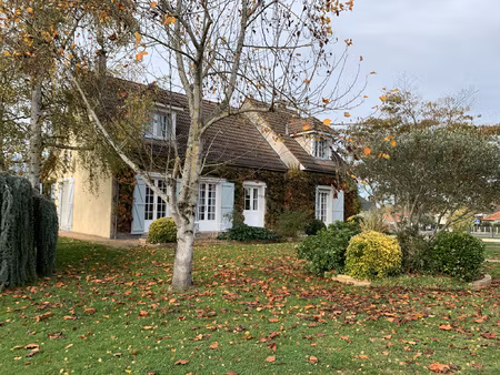 maison familiale de 167 m2 avec piscine sur terrain arboré d