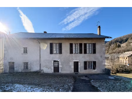 propriété avec belle bâtisse de 205 m2 à rénover - 1600 m2 t