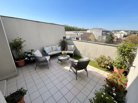 en plein centre ville  venez visiter ce 3 pièces de 69m² avec terrasse et box !