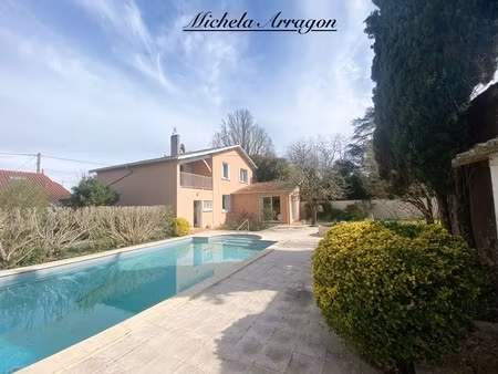 une maison lumineuse avec piscine et jardin  à vivre pleinement au cœur de villeneuve-sur-