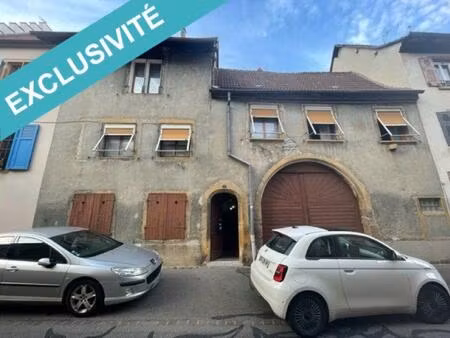 4 appartements ou une très grande maison d'habitation.