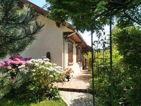 maison familiale a 20 minutes de rouen  jardin clos  plat et arbore