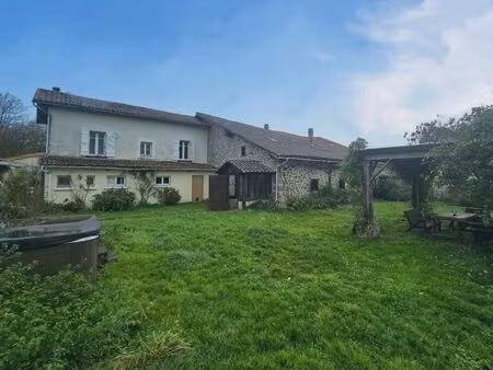 maison en partie rénovée aux immenses volumes dans un petit ha