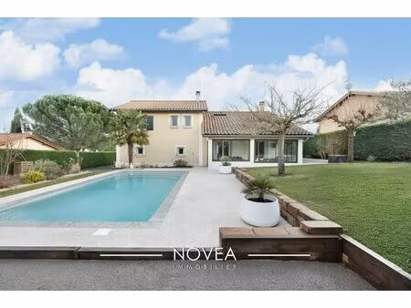 élégante maison familiale avec piscine et prestations de stand