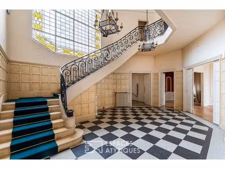 duplex art déco aux volumes généreux à l'entrée de la villa chaptal