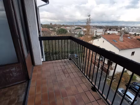 dernier étage : t2 avec cave et parking