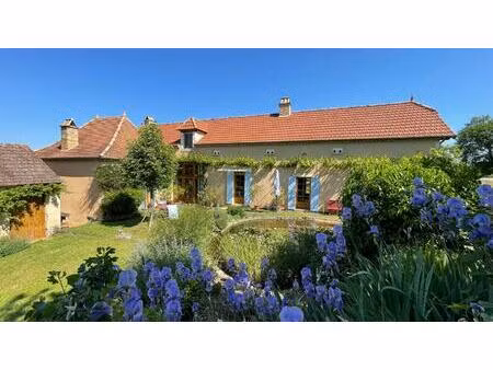 ferme de caractère rénovée  avec maison d'amis et garage  sur 12 hectares de terrain