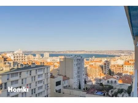 t3 traversant au pied de notre-dame de la garde