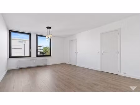 lichtrijk appartement met garagebox