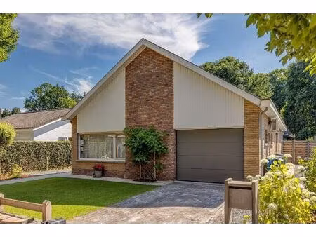 ruime laagbouw woning met 4 slaapkamers  tuin en garage in hartje brasschaat