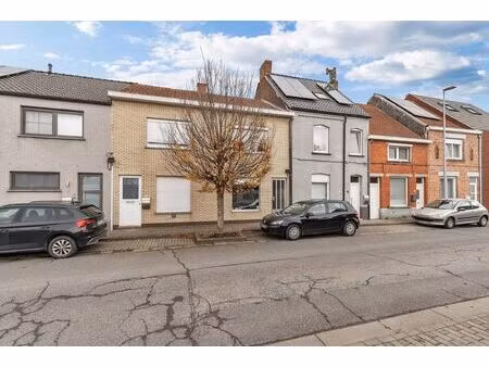 gezellig op te frissen gesloten bebouwing met tuin