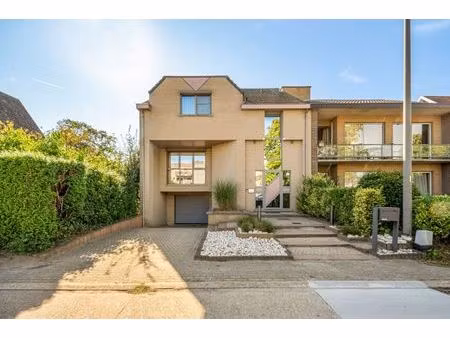 zeer ruime  goed afgewerkte woning met diverse mogelijkheden nabij het centrum van maaseik