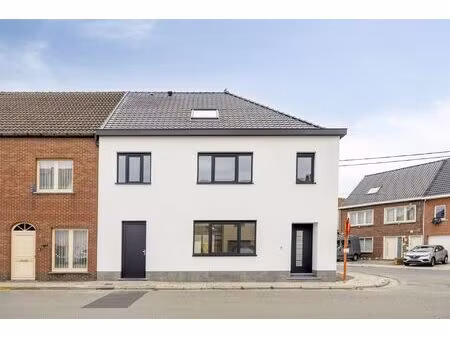 moderne woning met 4 slaapkamers te sint-lievens-houtem
