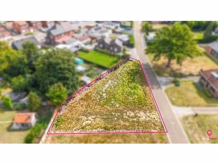 perceel met uitzonderlijke breedte (40m) in groene omgeving!