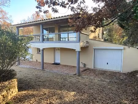 a 4 km à pieds du pont du gard  villa avec 1500 m2 de terrain.