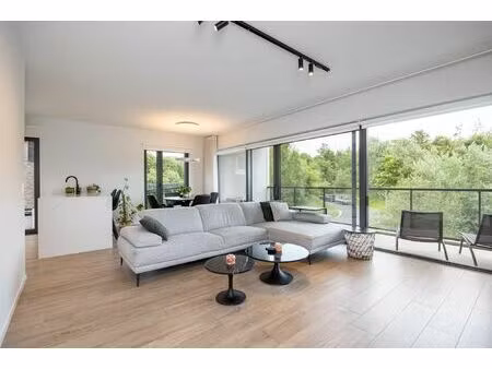 hoogwaardig kwalitatief afgewerkt appartement met ruim terras en auto staanplaats