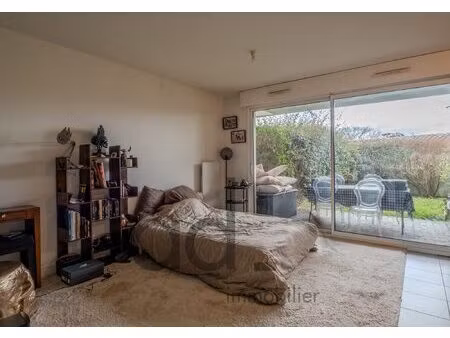 studio lumineux en rez de jardin