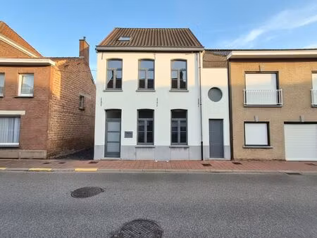 charmante gezinswoning met 3 slpks en koer in hartje dentergem