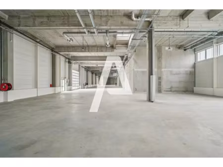 a louer - entrepôt et bureaux à vitry sur seine à proximité immédiate du métro dans la zac