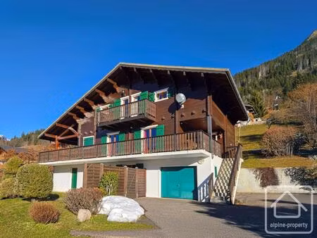 un grand chalet moderne offrant une vue imprenable