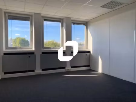 a louer  surface bureaux modulable proche commerces et gare