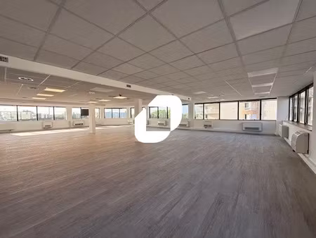 a louer  au pied du rer a