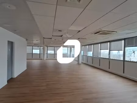 a louer  batiment entierement renove / portes sectionnelles