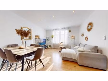 appartement/maison de ville entièrement rénové avec 2 chambres