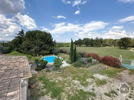 mas mitoyen avec dépendances et piscine