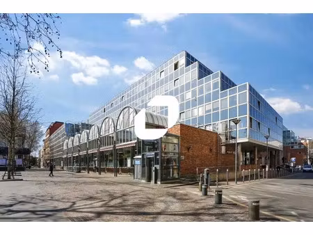 a louer  bureaux cloisonnes et climatises au pied du metro