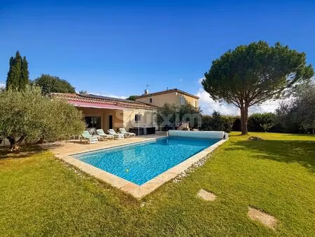 villa avec piscine  grand garage et superbe terrain !