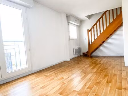 nouveau - appartement t2 duplex au 3 étage d'une copropriété calme  situé à deux pas du po