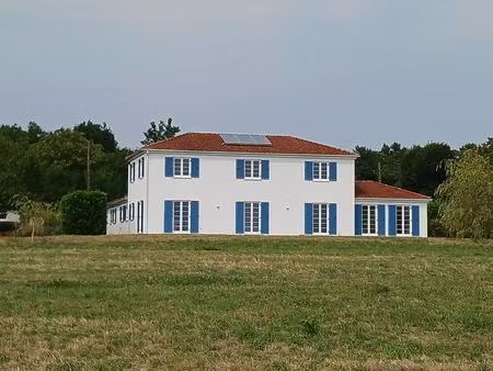 maison écologique moderne avec terrain