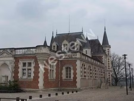 local commercial chateau poulain.