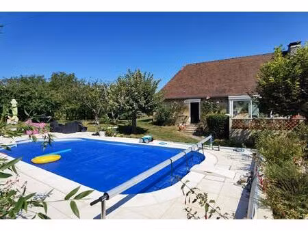 maison périgourdine de plain pied et sa piscine au calme