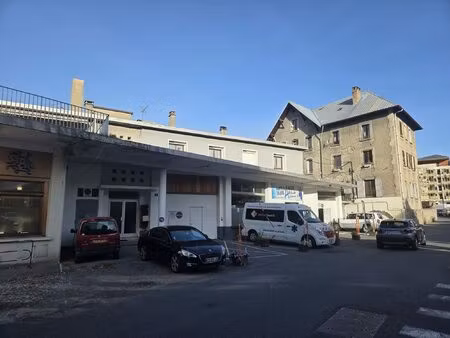 entrepôts centre ville briançon 667m2