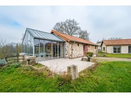 ensemble de deux maisons avec piscine au coeur de la campagne