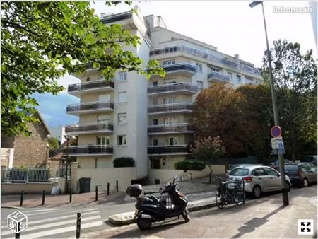 studio 4ème étage  23 m. carrés  balcon  cave et parking