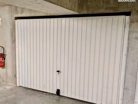 garage fermé – 13 m² – résidence récente sécurisée