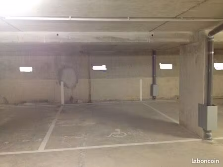 place de parking spacieuse en sous-sol dans résidence sécurisée avec caméras