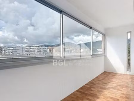 t2 climatisé – loggia + parking – tout à pied | à l’année  loué vide – le lavandou