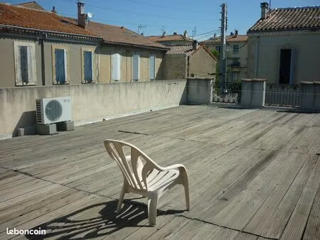 salon hors centre ville : 2 pièces climatisées et ensoleillées avec terrasse et parkings s