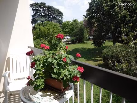 t2 meublé au calme dans un grand parc